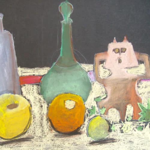 Nature morte avec fruits, bouteilles et une statuette de Martin Lartigue - PAstels secs sur papier noir