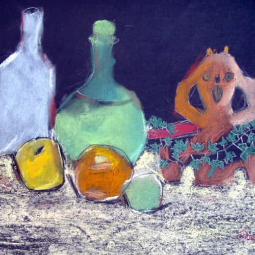 Nature morte avec fruits, bouteilles et une statuette de Martin Lartigue - PAstels secs sur papier noir